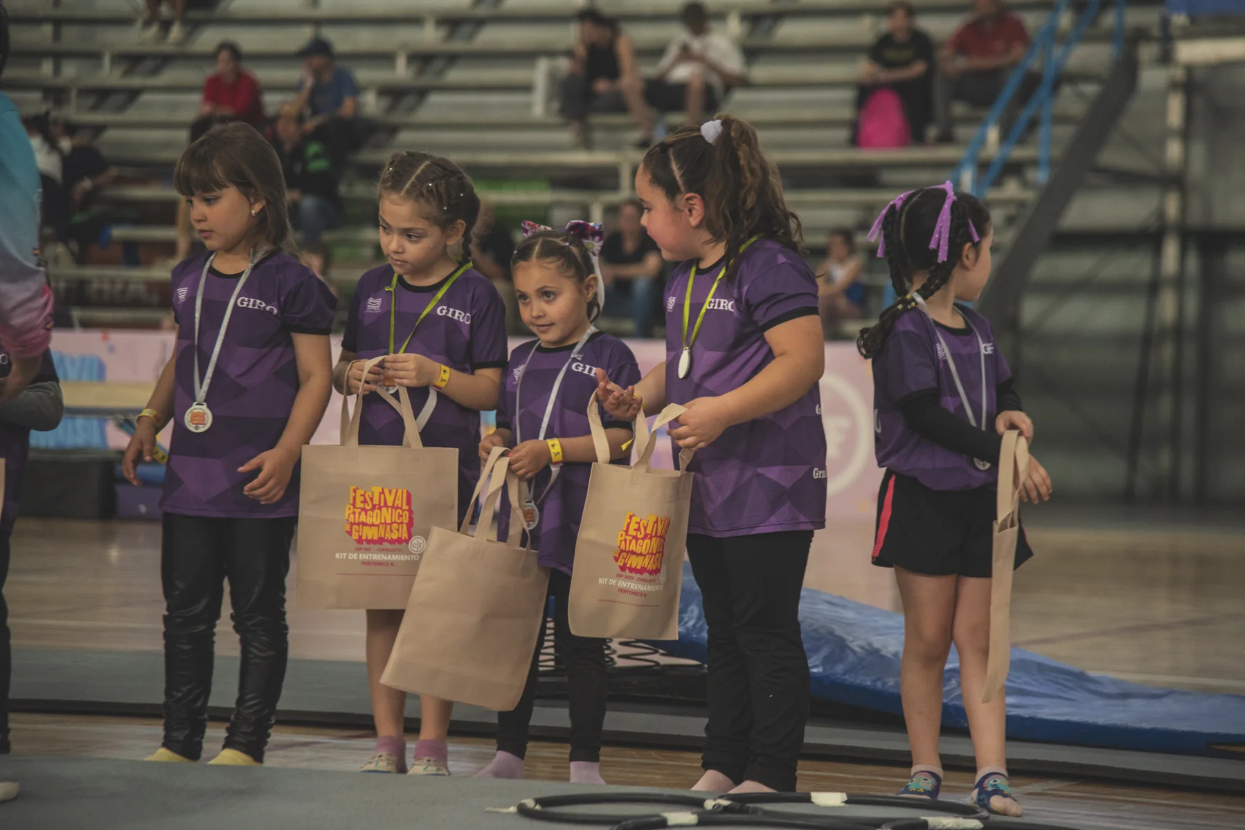 Gimnastas de un club invitado con sus reconocimientos