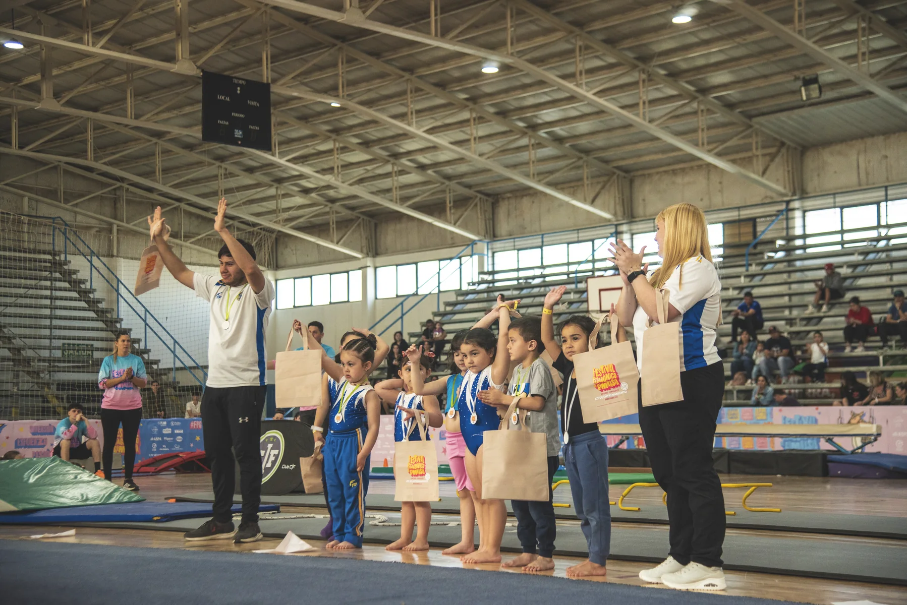 Gimnastas durante la premiación de la edición 2025